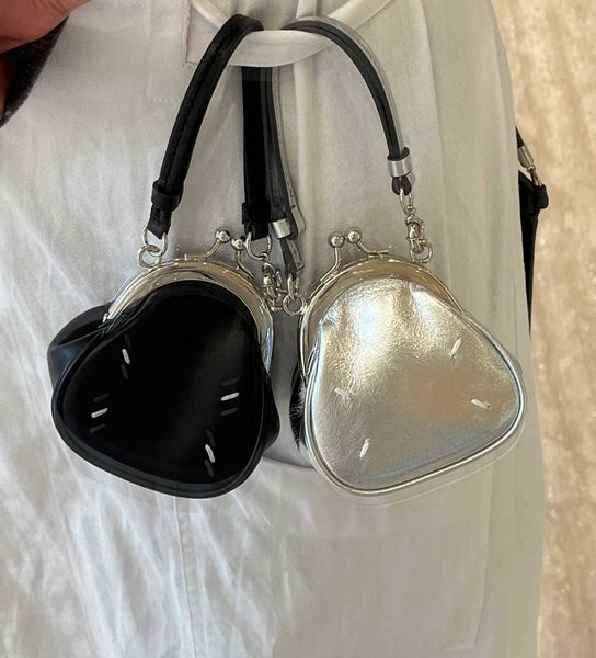 mini net red fashion versatile mini dark small cloud design clip bag handle bag 230401
mini net red fashion versatile mini dark small cloud design clip bag handle bag 230401