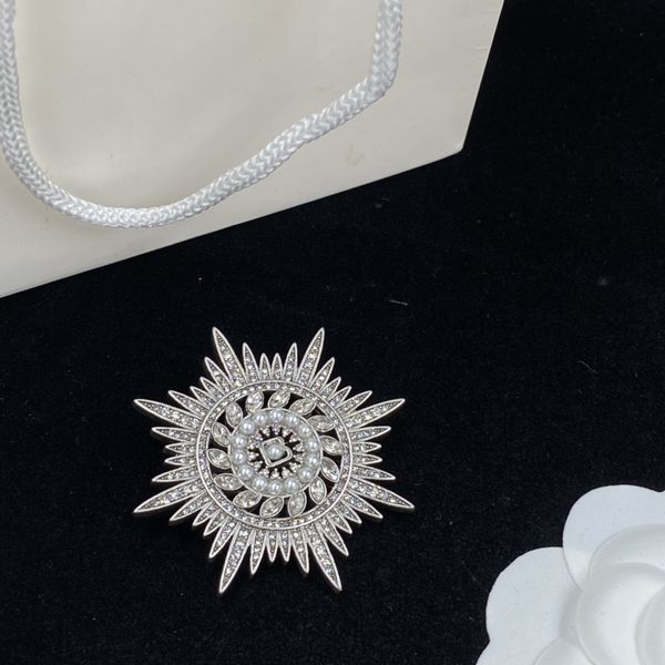 Exquisite jewelry designer brooch administrative business fashion party conference wholesale
Exquisite jewelry designer brooch administrative business fashion party conference wholesale