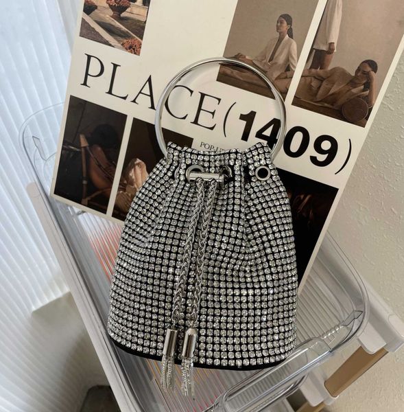 2022 shiny metal hand inlaid diamond rhinestone bag tassel full diamond bucket bag chain bag portable messenger bag 230401
2022 shiny metal hand inlaid diamond rhinestone bag tassel full diamond bucket bag chain bag portable messenger bag 230401