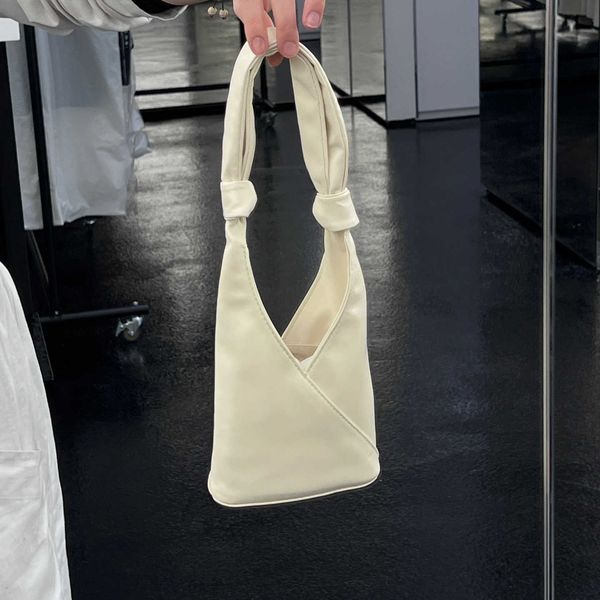 net red same fashion dark knot shape tote bag bucket design handheld one shoulder bag women's lazy style 230401
net red same fashion dark knot shape tote bag bucket design handheld one shoulder bag women's lazy style 230401
