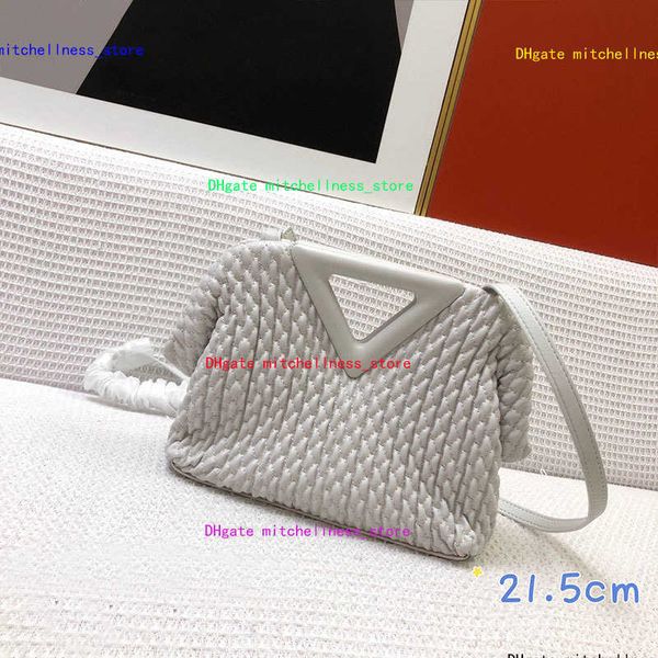 shoulder messenger bag embroidery portable crossbody bags triangle inverted triangle hand-woven handbag cowhide genuine leather plain women
shoulder messenger bag embroidery portable crossbody bags triangle inverted triangle hand-woven handbag cowhide genuine leather plain women