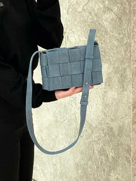 net red style fashion splice denim knitted square shape design small square bag handheld crossbody bag girl 230401
net red style fashion splice denim knitted square shape design small square bag handheld crossbody bag girl 230401