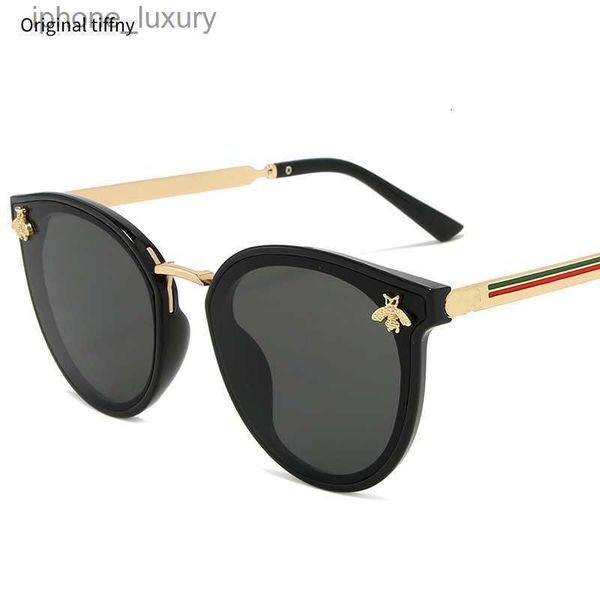 2022 luxury women sunglasses oval metal frame little bee men sunglasses uv400 classic retro brand sport glasses oculos de sol y220413, White;black
2022 luxury women sunglasses oval metal frame little bee men sunglasses uv400 classic retro brand sport glasses oculos de sol y220413, White;black