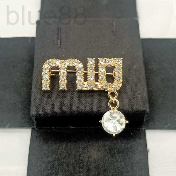 pins, brooches designer new letter brooch pendant rhinestone suit coat collar alloy material fashion accessories zncn, Gray
pins, brooches designer new letter brooch pendant rhinestone suit coat collar alloy material fashion accessories zncn, Gray