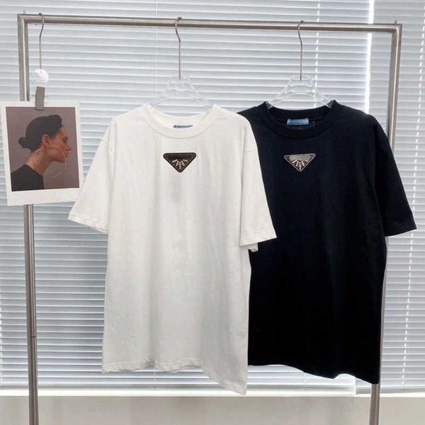 cotton t shirt designer shirts chest metal triangle logo round neck short-sleeved luxury t-shirts women solid color simple hoodie summer bre, White;black
cotton t shirt designer shirts chest metal triangle logo round neck short-sleeved luxury t-shirts women solid color simple hoodie summer bre, White;black