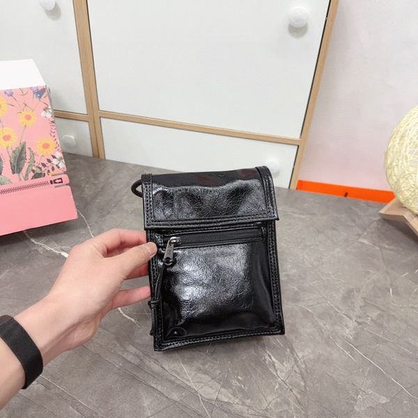 new women's bag designer shoulder bag fashion crossbody bag european and american wax leather locomotive bag letter logo clamshell mobi
new women's bag designer shoulder bag fashion crossbody bag european and american wax leather locomotive bag letter logo clamshell mobi