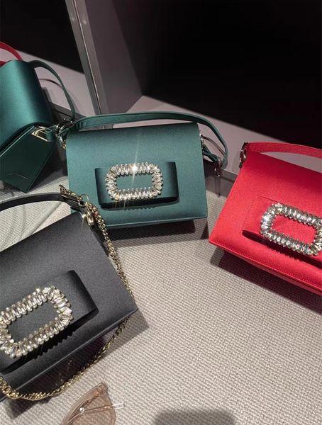 2023 designer women's dinner bag high-quality solid color silk diamond-encrusted beetle square buckle banquet chain envelope bag stylis
2023 designer women's dinner bag high-quality solid color silk diamond-encrusted beetle square buckle banquet chain envelope bag stylis