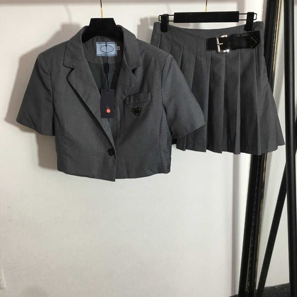 23ss skirt set womens designer clothing new suit letter short suit jacket high waist pleated short half skirt suit women clothes, White
23ss skirt set womens designer clothing new suit letter short suit jacket high waist pleated short half skirt suit women clothes, White