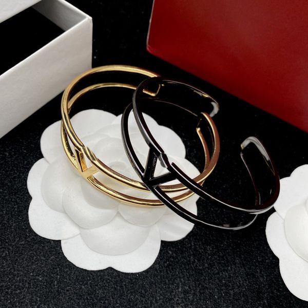 2023 designer bracelet for women stud luxury gold heart shape pearl crystal gold double V letter 925s silver jewelry classic H1
2023 designer bracelet for women stud luxury gold heart shape pearl crystal gold double V letter 925s silver jewelry classic H1