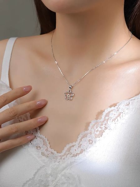 925 sterling silver hollow five-pointed star necklace 2023 new women's high-end light luxury niche clavicle chain
925 sterling silver hollow five-pointed star necklace 2023 new women's high-end light luxury niche clavicle chain