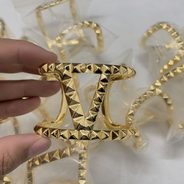 2023 designer bracelet for women stud luxury gold heart shape pearl crystal gold double V letter 925s silver jewelry classic H7
2023 designer bracelet for women stud luxury gold heart shape pearl crystal gold double V letter 925s silver jewelry classic H7
