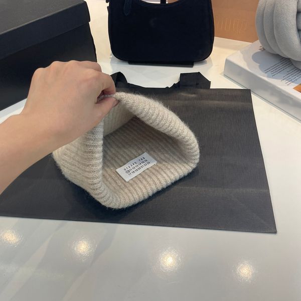 Bonnet Beanie Classic Designer Cap Winter Hat for Men Women Breathable Ear Protection and Outdoor Warmth Mixed Color high-quality
Bonnet Beanie Classic Designer Cap Winter Hat for Men Women Breathable Ear Protection and Outdoor Warmth Mixed Color high-quality