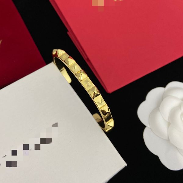 2023 designer bracelet for women stud luxury gold heart shape pearl crystal gold double v letter 925s silver jewelry classic h3, Golden;silver
2023 designer bracelet for women stud luxury gold heart shape pearl crystal gold double v letter 925s silver jewelry classic h3, Golden;silver