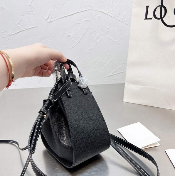 2023 fashion plain cross body bag pu letter handbag string hobos two shoulder straps totes sac tourist street shooting small tote bags
2023 fashion plain cross body bag pu letter handbag string hobos two shoulder straps totes sac tourist street shooting small tote bags