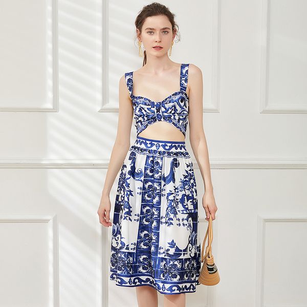 2023 retro floral birthday dress outfit summer designer two piece sets women print suspender and midi skirt 2 piece beach dress slim fit st, White
2023 retro floral birthday dress outfit summer designer two piece sets women print suspender and midi skirt 2 piece beach dress slim fit st, White