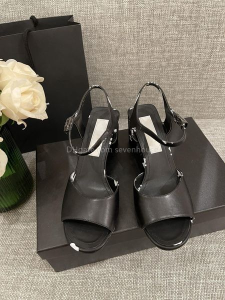 sandals famous designer women beach slippers fashion leather classic logo print white designer sandals 2023 summer black
sandals famous designer women beach slippers fashion leather classic logo print white designer sandals 2023 summer black