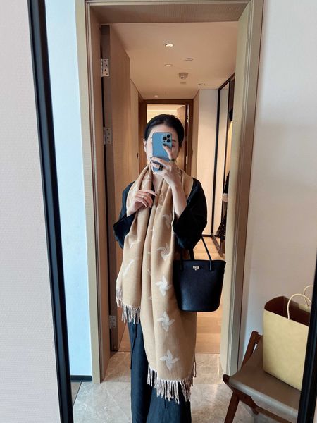 Women Cashmere 2023 Echarpe Designer Winter Warm Long Shawl Bib Double-sided Letter Fringe Scarf Clas echarpe designer scarf
Women Cashmere 2023 Echarpe Designer Winter Warm Long Shawl Bib Double-sided Letter Fringe Scarf Clas echarpe designer scarf