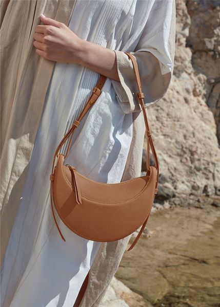 numero luxurys shoulder bag women designer bag half moon tote crossbody bag fashion paris handbags baguette zip hobo purse smooth calf leath
numero luxurys shoulder bag women designer bag half moon tote crossbody bag fashion paris handbags baguette zip hobo purse smooth calf leath