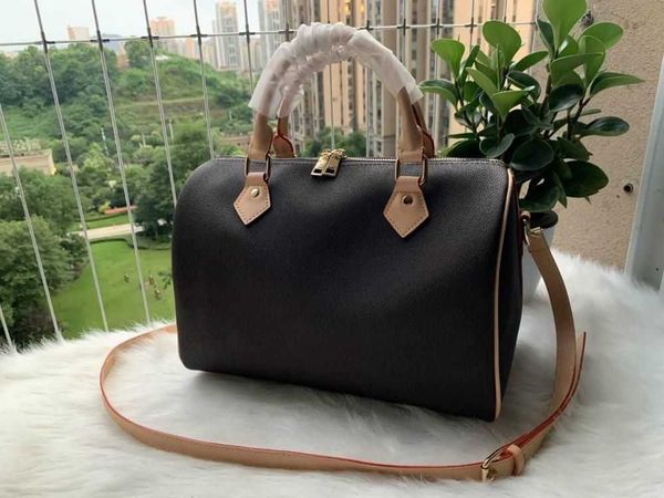 designer tote 2023 women messenger travel bag classic style fashion bags shoulder lady totes handbags speed 30cm with key lock 002
designer tote 2023 women messenger travel bag classic style fashion bags shoulder lady totes handbags speed 30cm with key lock 002