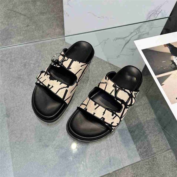 fashion slippers 2023 valentinoity luxury design summer men flat bottom women slope heel letter leather casual sandals 06-04, Black
fashion slippers 2023 valentinoity luxury design summer men flat bottom women slope heel letter leather casual sandals 06-04, Black
