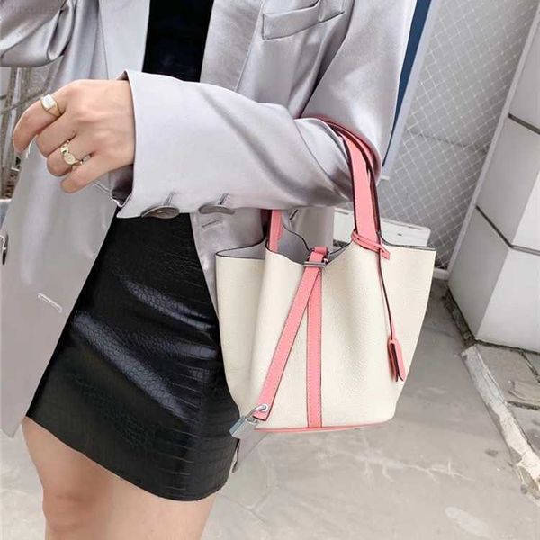 designer luxury women's bag litchi pattern layer kraft vegetable basket color matching largecapacity portable bucket silver buckle2ndx8
designer luxury women's bag litchi pattern layer kraft vegetable basket color matching largecapacity portable bucket silver buckle2ndx8