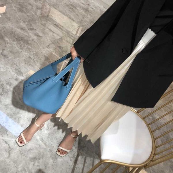designer luxury bag color matching vegetable basket leather bucket lychee grain layer cowhide simple and versatile portable women's bag
designer luxury bag color matching vegetable basket leather bucket lychee grain layer cowhide simple and versatile portable women's bag