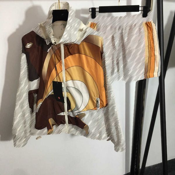 23ss womens tracksuits womens designer clothing double f letter printing long sleeve double sided hooded windbreaker coat casual shorts set, Gray
23ss womens tracksuits womens designer clothing double f letter printing long sleeve double sided hooded windbreaker coat casual shorts set, Gray