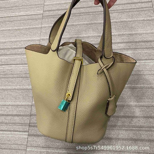 designer luxury the first layer of soft leather real lock vegetable basket bucket bag litchi grain female portable oneshoulder crossbody cow
designer luxury the first layer of soft leather real lock vegetable basket bucket bag litchi grain female portable oneshoulder crossbody cow