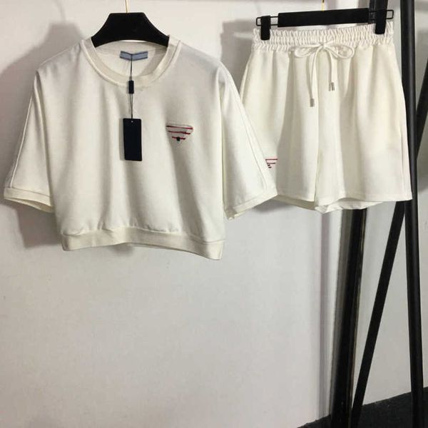 23ss womens designer clothing women shorts sets letter striped logo short sleeve short style t-shirt elastic waist casual shorts set women c, White
23ss womens designer clothing women shorts sets letter striped logo short sleeve short style t-shirt elastic waist casual shorts set women c, White