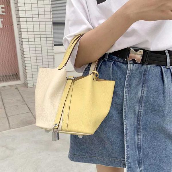 designer luxury women's bag litchi pattern layer kraft vegetable basket color matching largecapacity portable bucket silver bucklei9t7d
designer luxury women's bag litchi pattern layer kraft vegetable basket color matching largecapacity portable bucket silver bucklei9t7d