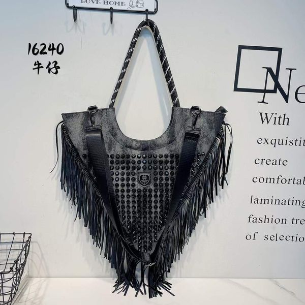 fashion bag fashion shoulder bag retro jeans bag personality triangle riveted bag hand-held messenger street tassel bag, Black;red
fashion bag fashion shoulder bag retro jeans bag personality triangle riveted bag hand-held messenger street tassel bag, Black;red