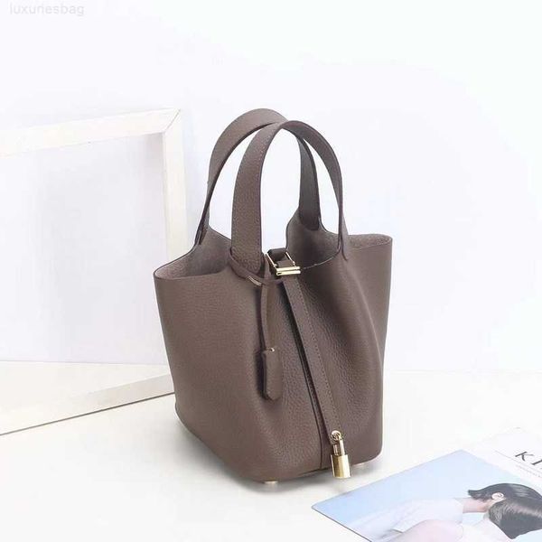 designer luxury bag h first layer litchi grain leather bucket brand fashionable gold buckle kraft vegetable basket women's bagmdeglqm2
designer luxury bag h first layer litchi grain leather bucket brand fashionable gold buckle kraft vegetable basket women's bagmdeglqm2