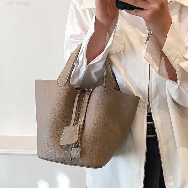 designer luxury small highquality h for women in trend fashionable and minimalist bucket popular on the internet portable vegetable basket b
designer luxury small highquality h for women in trend fashionable and minimalist bucket popular on the internet portable vegetable basket b