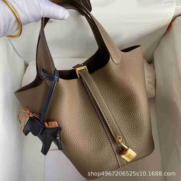 designer luxury bag fully handstitched tc cow wax thread vegetable basket women's leather carrying bucket layer lychee pattern handbag0
designer luxury bag fully handstitched tc cow wax thread vegetable basket women's leather carrying bucket layer lychee pattern handbag0