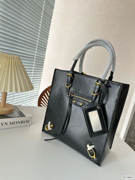 2023 tottenham locomotive package tote bags female luxury designers leather large capacity commuting shopping can back the doll for a walk l
2023 tottenham locomotive package tote bags female luxury designers leather large capacity commuting shopping can back the doll for a walk l