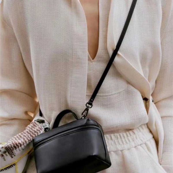 box cross high one version 2023 small genuine leather makeup bag shoulder luxury crossbody pillow cosmetic bags designer women bag, Red;black
box cross high one version 2023 small genuine leather makeup bag shoulder luxury crossbody pillow cosmetic bags designer women bag, Red;black
