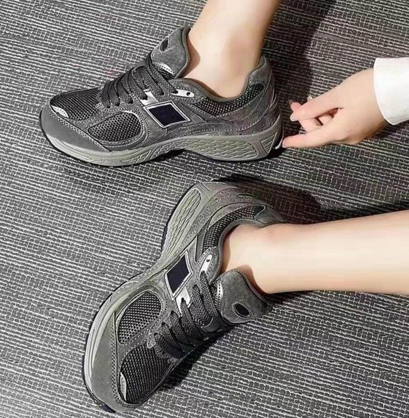 designer b2002r mens woman casual shoes breathable mesh n2002r grey sports trainers sneakers with box
designer b2002r mens woman casual shoes breathable mesh n2002r grey sports trainers sneakers with box