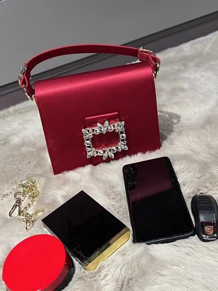 designer classic women's dinner bag high-quality solid color real silk diamond-encrusted square buckle banquet chain envelope bag styli
designer classic women's dinner bag high-quality solid color real silk diamond-encrusted square buckle banquet chain envelope bag styli