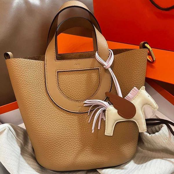 designer luxury handmade wax thread pig nose vegetable basket tc cowhide fashion versatile handbag water bucket bag female4s3693hx picotin
designer luxury handmade wax thread pig nose vegetable basket tc cowhide fashion versatile handbag water bucket bag female4s3693hx picotin