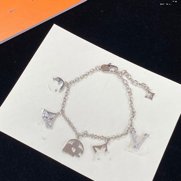 2023 designer bracelet, wedding, 18k gold, wholesale of gold and silver jewelry, letters, preferred for women ornate bracelet, Golden;silver
2023 designer bracelet, wedding, 18k gold, wholesale of gold and silver jewelry, letters, preferred for women ornate bracelet, Golden;silver