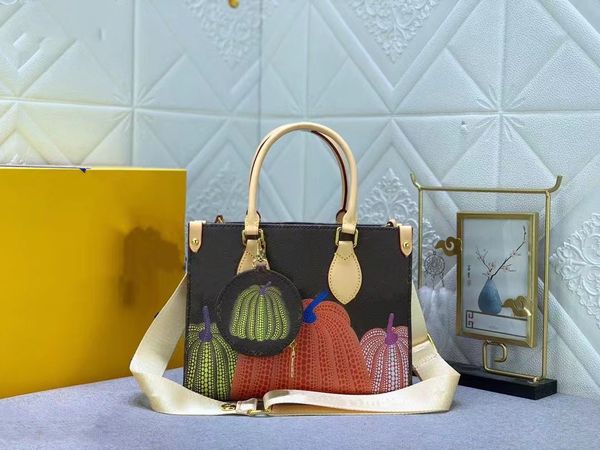the multi-step printing process of handbags is in, and the canvas surface is copied symbolic colorful spots, removable zero wallet with addi
the multi-step printing process of handbags is in, and the canvas surface is copied symbolic colorful spots, removable zero wallet with addi