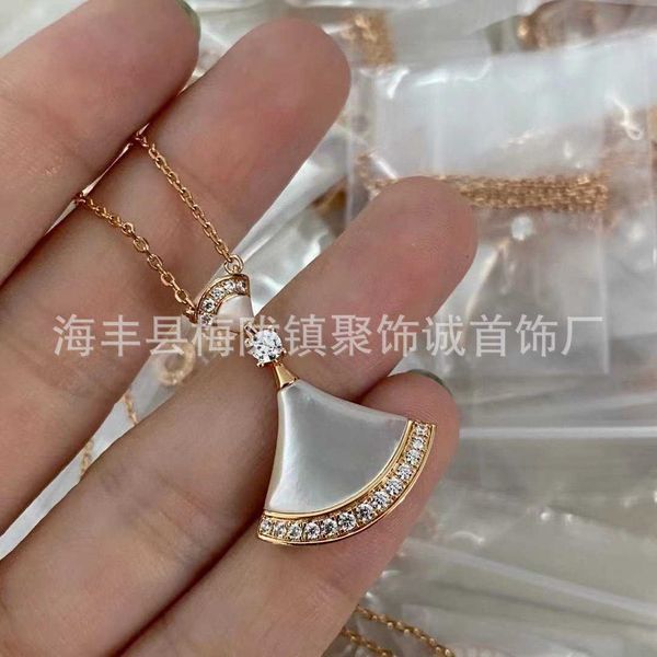 sterling silver small skirt necklace 18k rose gold lock bone chain white fritillaria fan pendant for girlfriend
sterling silver small skirt necklace 18k rose gold lock bone chain white fritillaria fan pendant for girlfriend