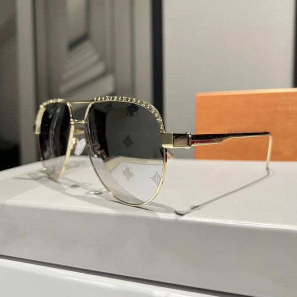 designer lou vut luxury cool sunglasses 2023 luxury man brand designer attitude for men pilot mens women with box with original box, White;black
designer lou vut luxury cool sunglasses 2023 luxury man brand designer attitude for men pilot mens women with box with original box, White;black