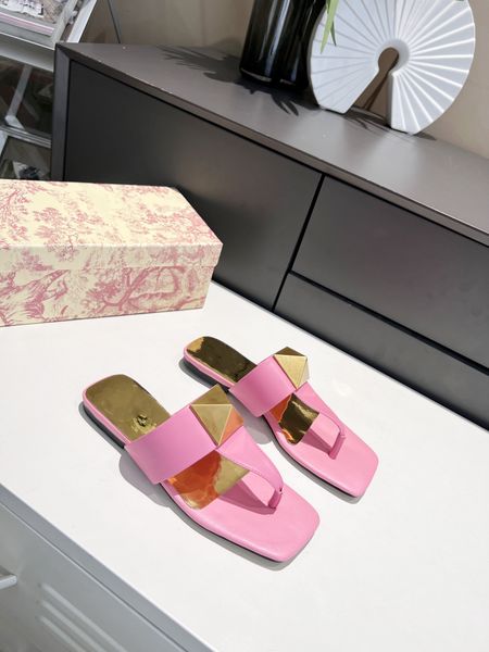 2023 womens designer sandal luxury flip flops flat sandal light brown lettered leather slipper womens summer outdoor shoes, Black
2023 womens designer sandal luxury flip flops flat sandal light brown lettered leather slipper womens summer outdoor shoes, Black