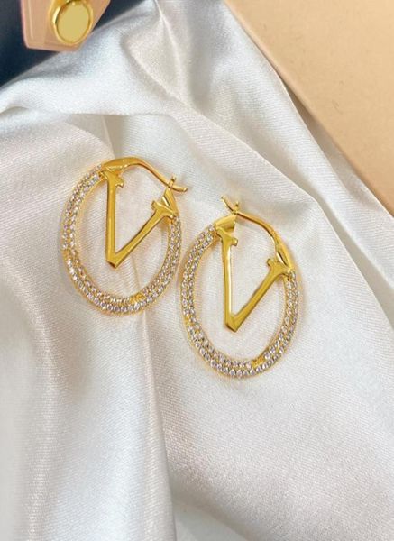 new designer pearl gold earrings for women hoop earring luxurys designers letter pendant v stud earrings for gift with box d2202211354186, Golden;silver
new designer pearl gold earrings for women hoop earring luxurys designers letter pendant v stud earrings for gift with box d2202211354186, Golden;silver