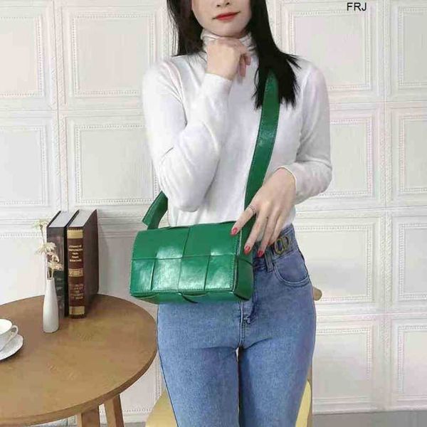 designer bottegas bags venetas cassettes weave leather messenger luxury waxy glossy 2023 women shoulder female woven crossbody hand have log
designer bottegas bags venetas cassettes weave leather messenger luxury waxy glossy 2023 women shoulder female woven crossbody hand have log