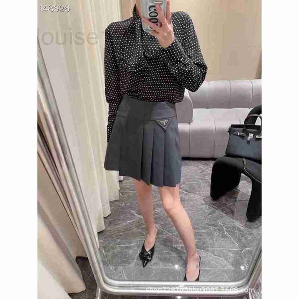 women's jeans designer 23 spring/summer new triangle letter button decorative pleated half skirt slim fit fashion versatile short xw0u, Blue
women's jeans designer 23 spring/summer new triangle letter button decorative pleated half skirt slim fit fashion versatile short xw0u, Blue