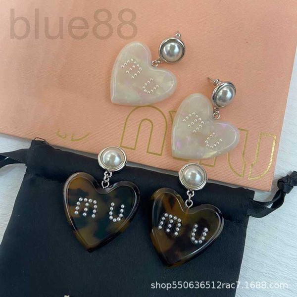 charm designer new product 2022 french light luxury love letter earrings resin leopard pattern pearl peach heart silver needle whmg, Golden
charm designer new product 2022 french light luxury love letter earrings resin leopard pattern pearl peach heart silver needle whmg, Golden