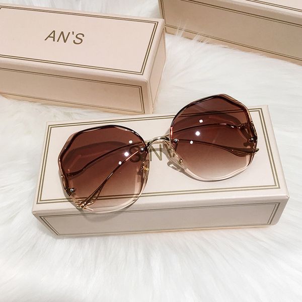 woman fashion designer sunglasses classic tan gradient sunglasses female rimless multi-deformable metal curved leg sunglasses uv400 7 colors, White;black
woman fashion designer sunglasses classic tan gradient sunglasses female rimless multi-deformable metal curved leg sunglasses uv400 7 colors, White;black