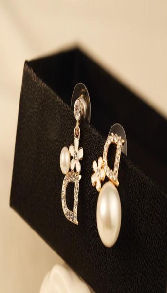 wholenew trendy fashion luxury designer letter flower diamond rhinestone pearl pendant stud earrings for woman silver pin5596678, Golden;silver
wholenew trendy fashion luxury designer letter flower diamond rhinestone pearl pendant stud earrings for woman silver pin5596678, Golden;silver
